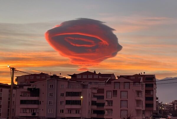 Una nube o un OVNI La figura que aparecio en el cielo de Turquia e1760536636843