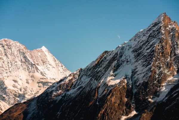 rajinikanth en el ganges por que los retiros espirituales en los himalayas se vuelven tendencia entre famosos 1